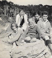 Horton boys with Hughes children, Whale Beach