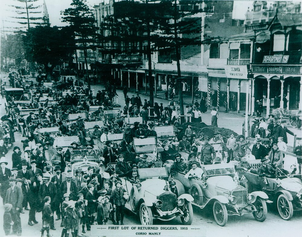 Parade of the first group of returned diggers, The Corso, Manly, 1915