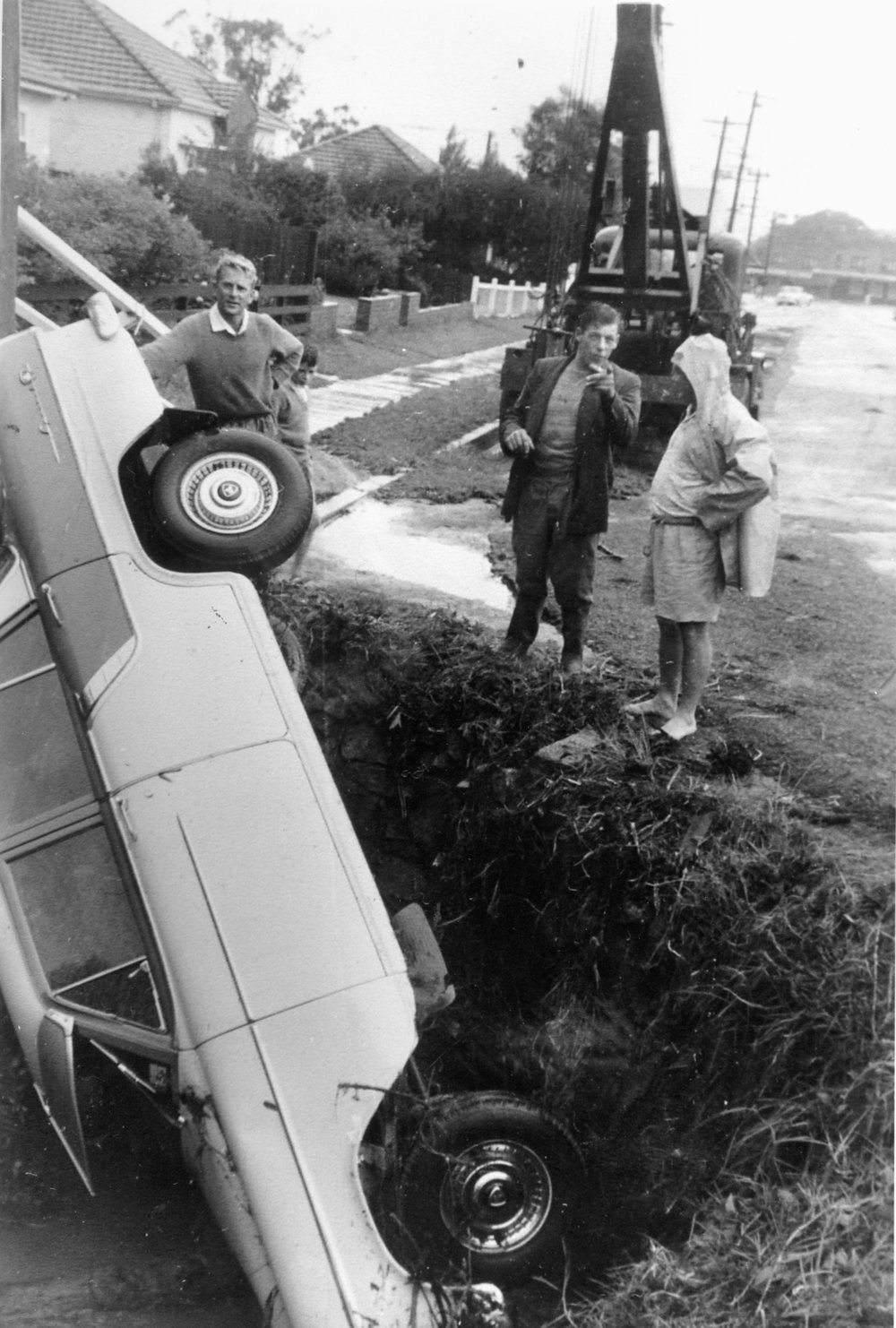 Max Hopping's Ute in a ditch, Dee Why