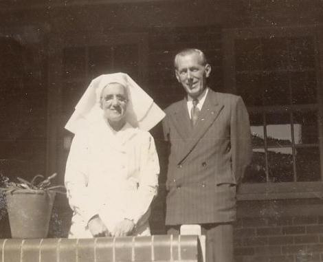 Matron Robinson and Frank Meddows MBE at Manly Hospital, Manly, c1949