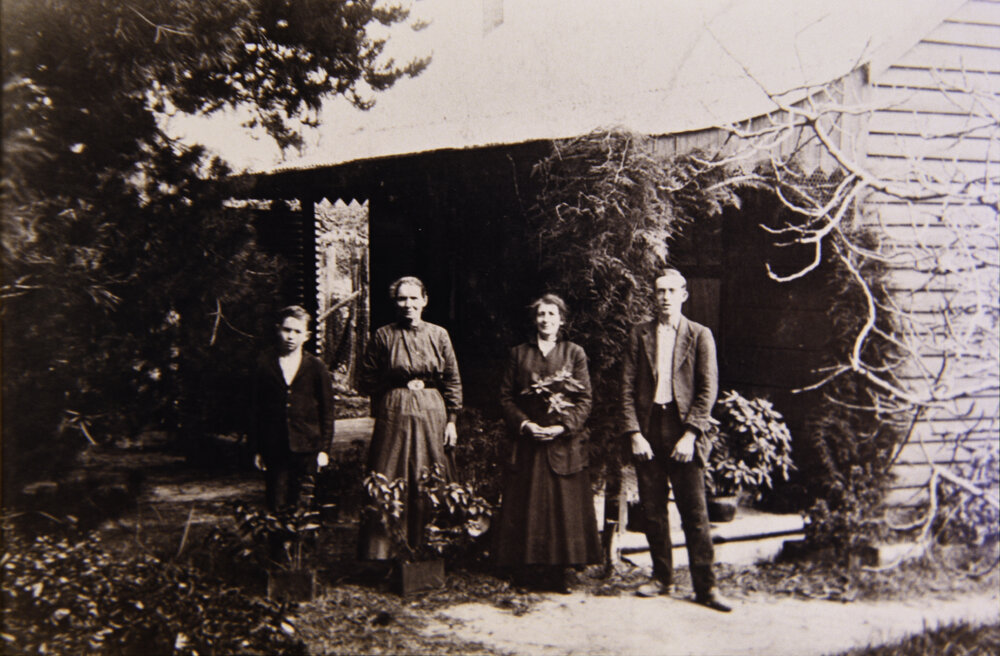 Mrs Florence Larkin with her sister and two sons, William and Jock outside the Larkin Family home, Ingleside, 1916
