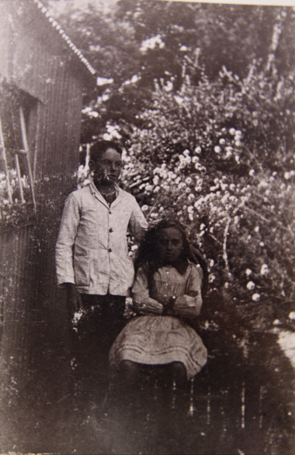 Jock and Eva Larkin in the garden of the Larkin family home, The Pines, Ingleside,  1916