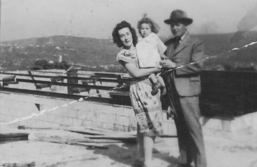 Willem and Bettine van der Pot at 34 Boomerang Road, Collaroy Plateau, c1946