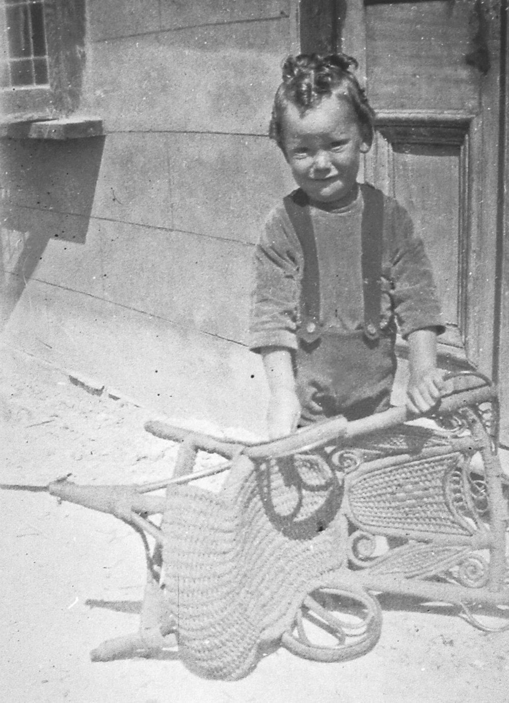 Walter Osborne with chair at 62 Alexander Street, Collaroy