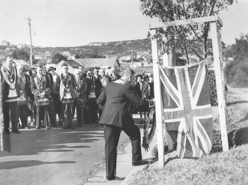 Laying a wreath of remembrance, Soldiers Avenue, Freshwater