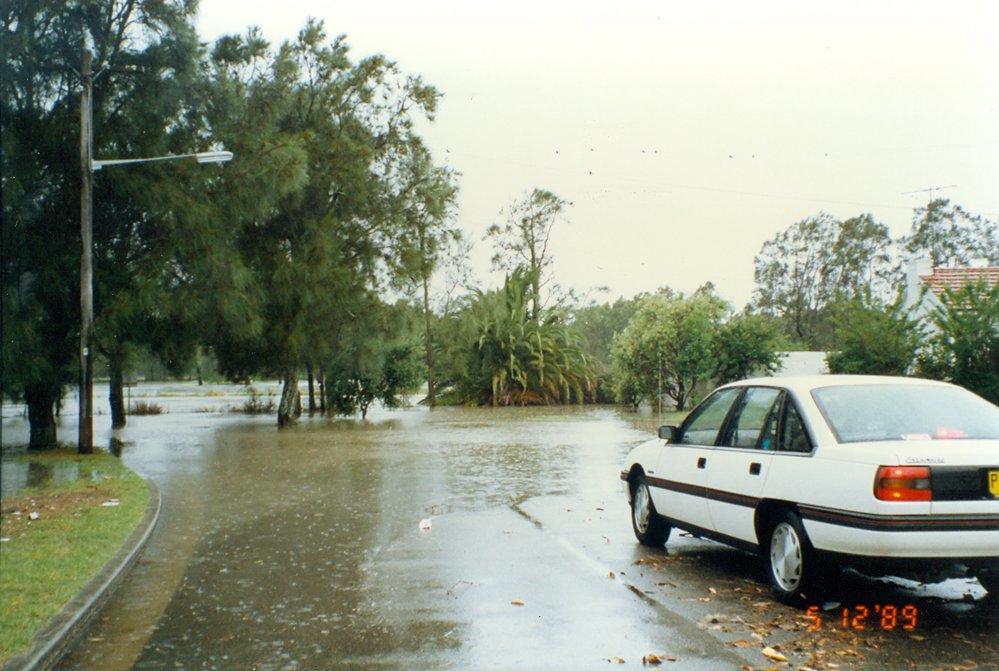 Flooding North Manly near Riverview Parade, 1989