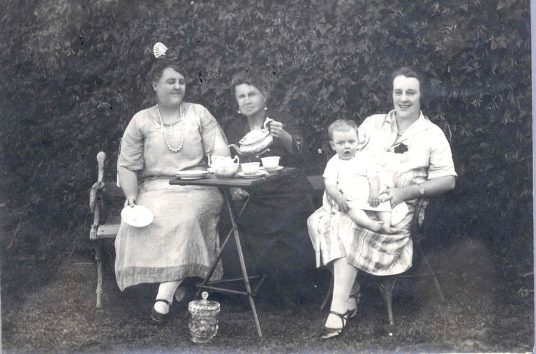 Windybank Family, Cottage Point