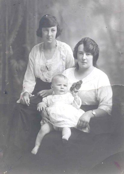 Zara and Dulcie Windybank, Cottage Point