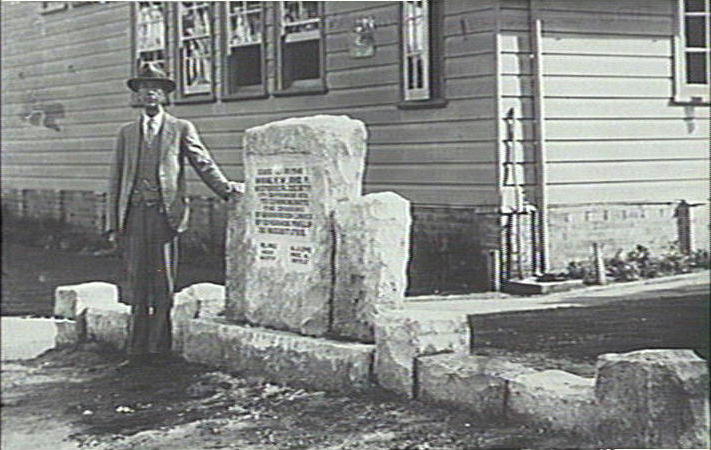 Monument to crossing of Narrabeen Lakes 1788
