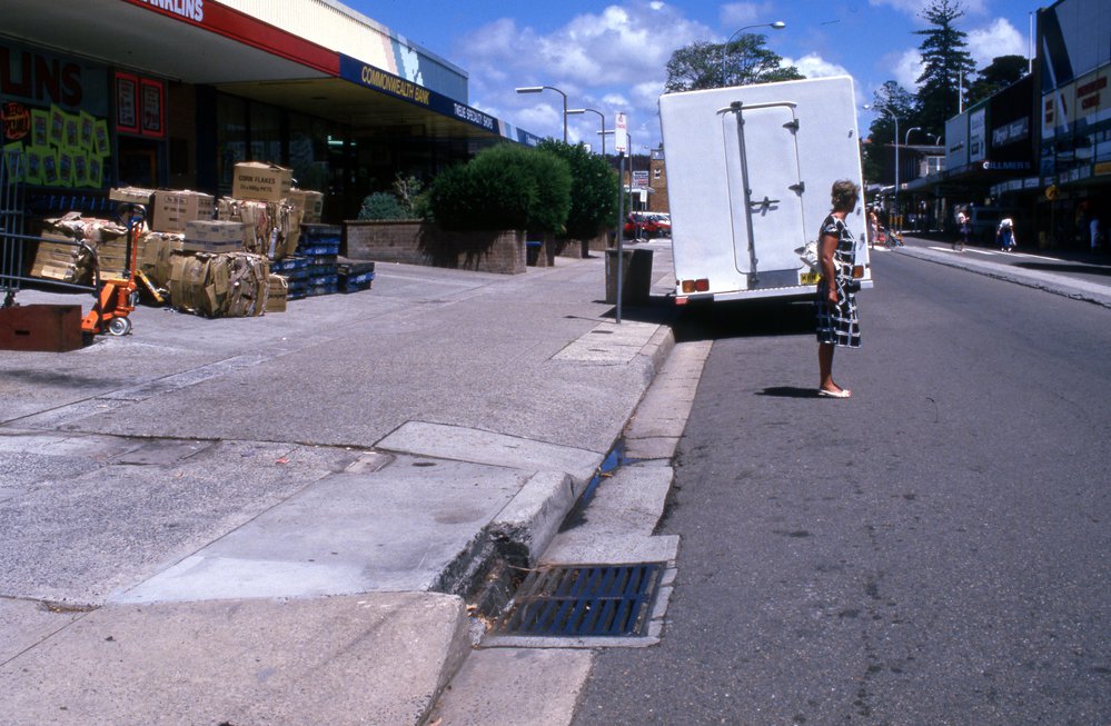 Howard Avenue, Dee Why, outside Franklins