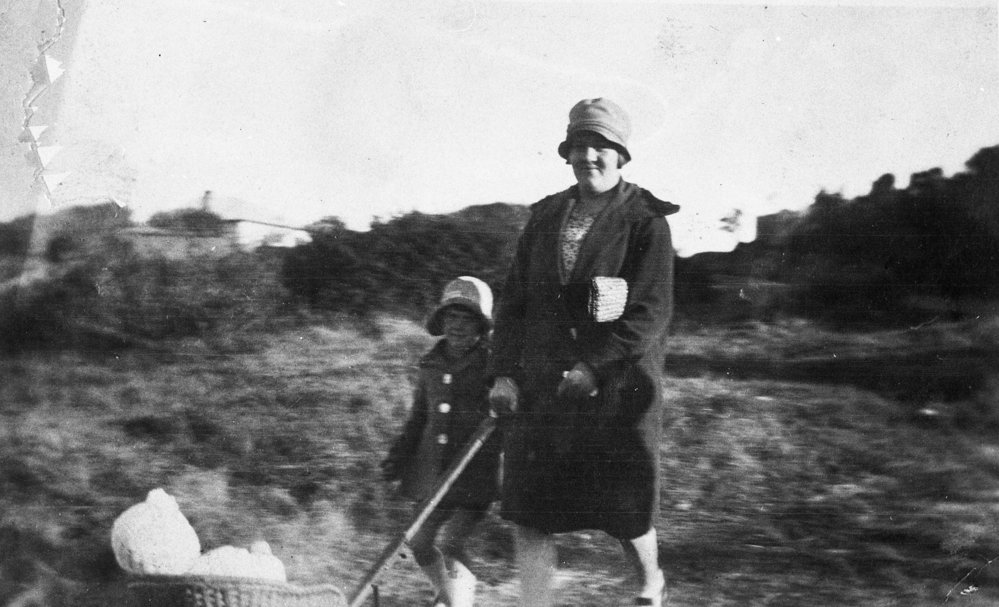 Minnie Ferry and children at Kentwell Road, Allambie