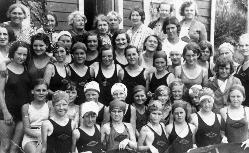Narrabeen Ladies' Amateur Swimming Club members