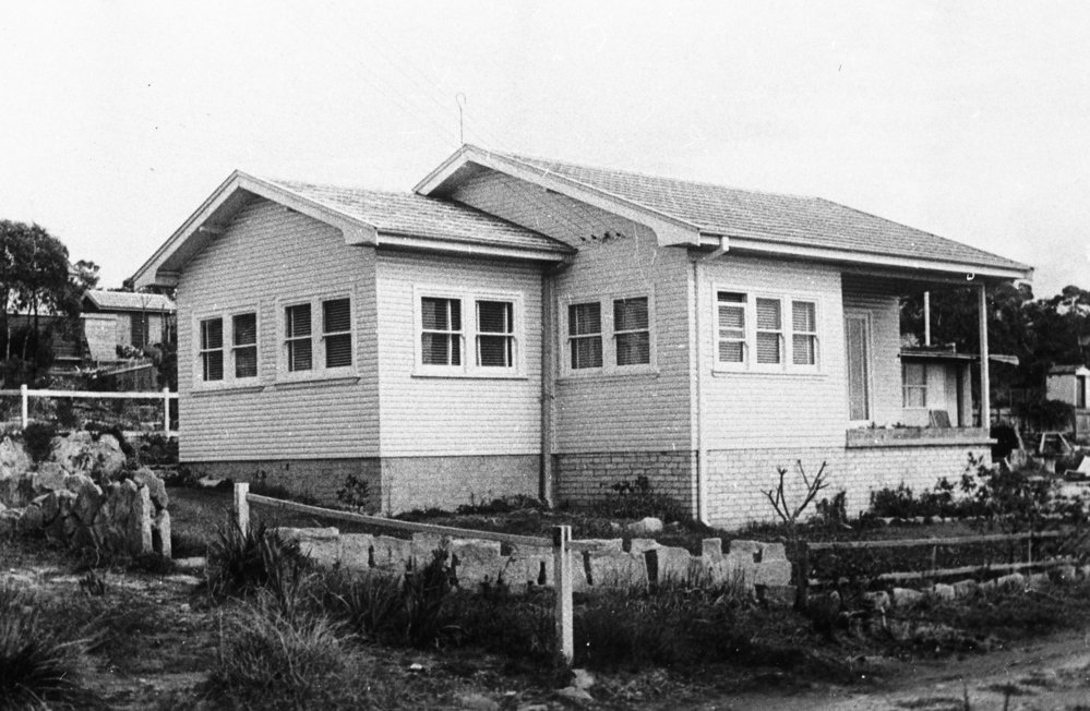 Gray home at 34 Veterans Parade, Collaroy