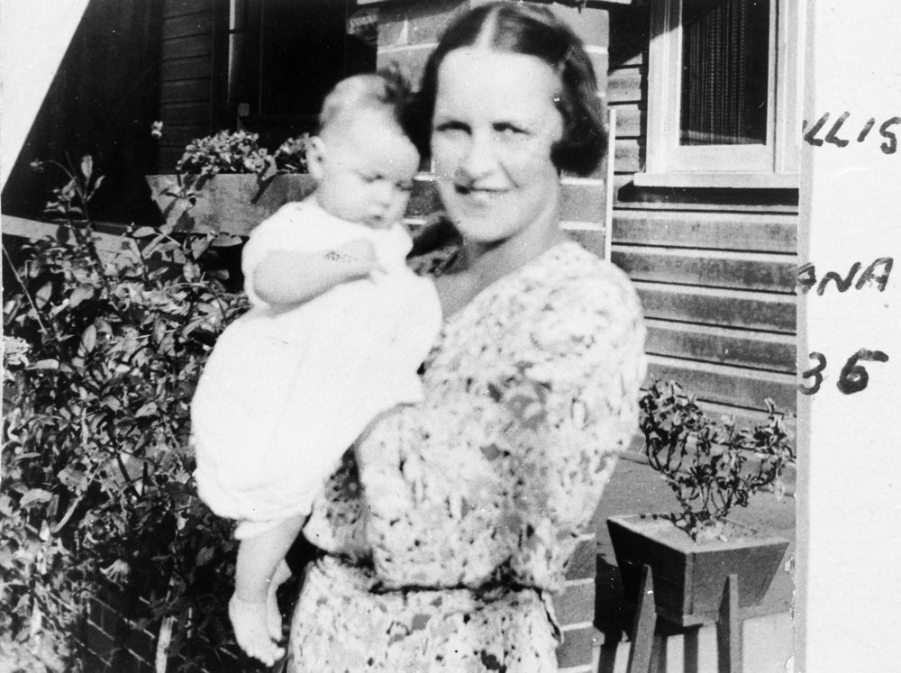Phyllis Weight with baby Diana at Dee Why