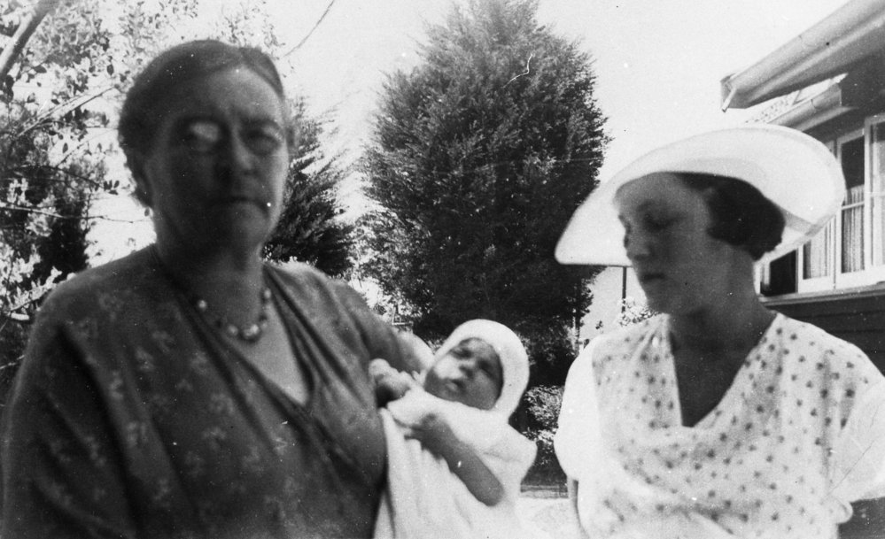 Blanche and Phyllis Weight with baby Diana at Dee Why