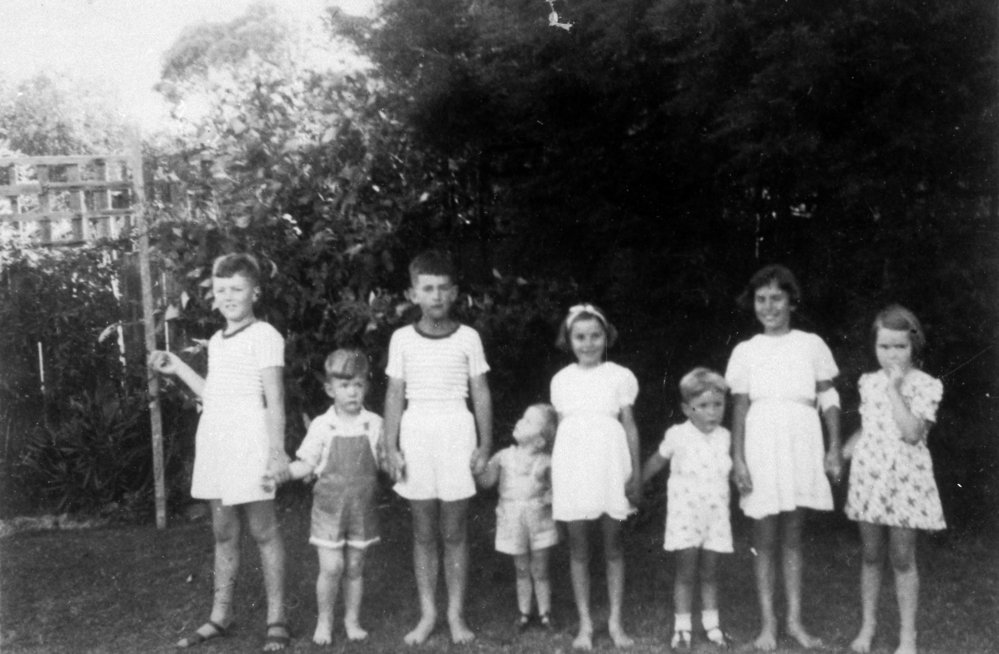 Weight, Young and Lowe children at Dee Why
