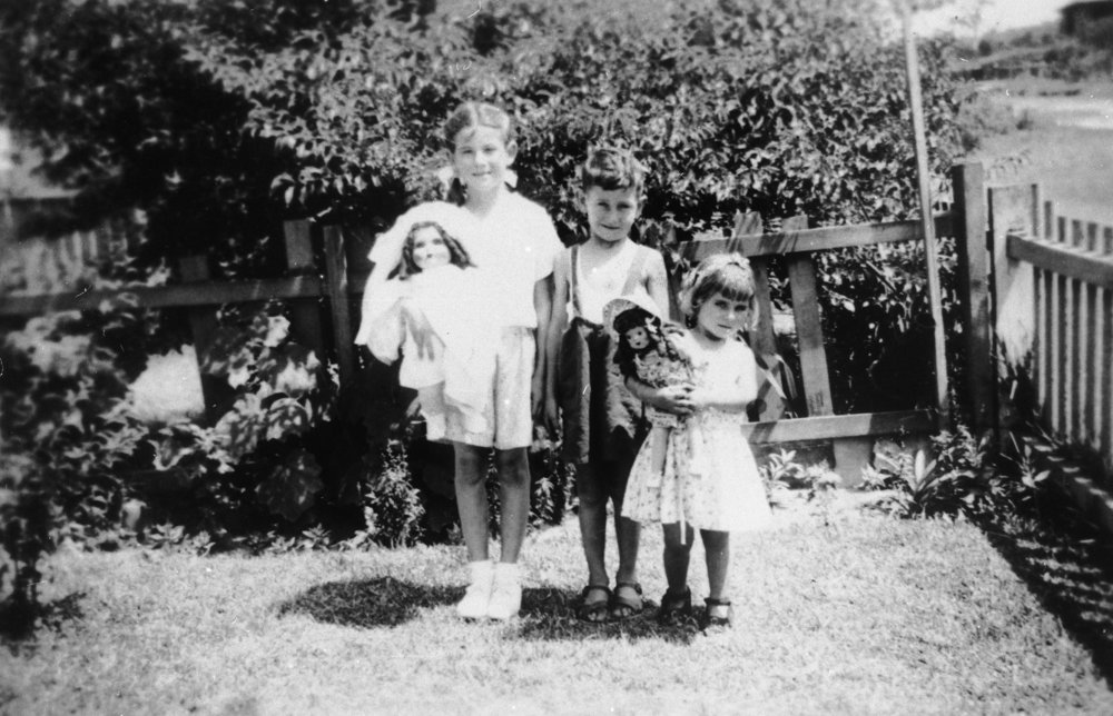 Marie Gee and John and Tricia Holburn, Surrey Avenue, Collaroy