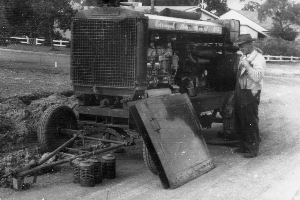 Harry Brodie with compressor, Heather Street Collaroy Plateau