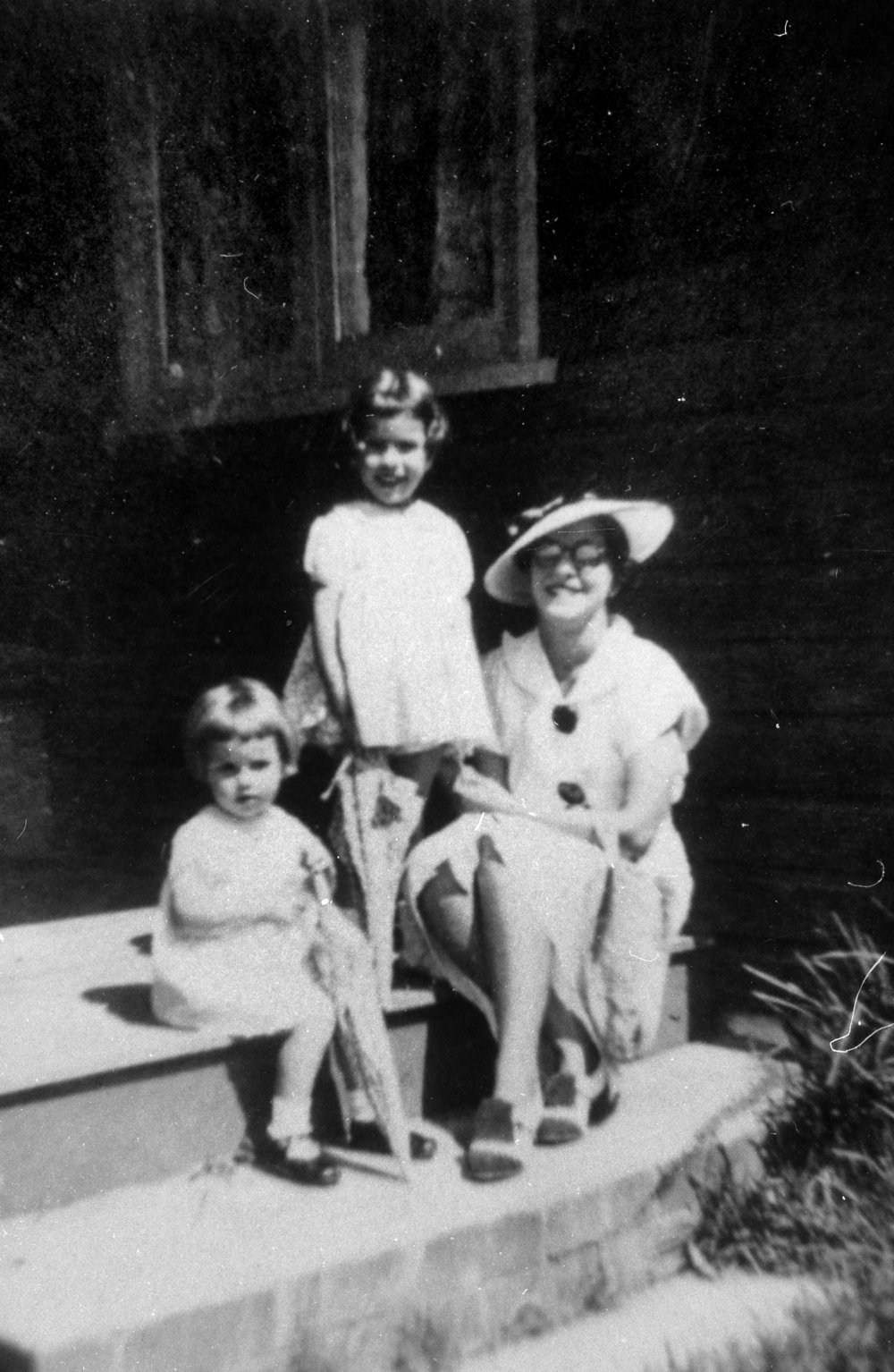 Diana and Robin Weight with mother Phyllis, Dee Why
