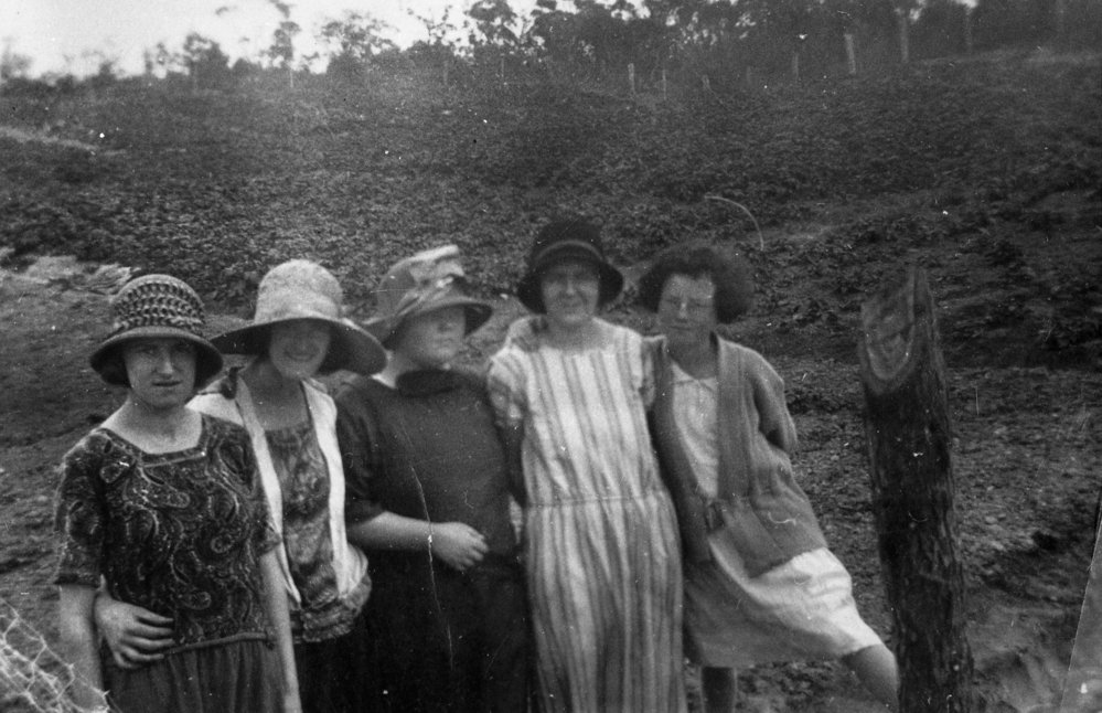 Group of ladies at Turvey's farm, Belrose