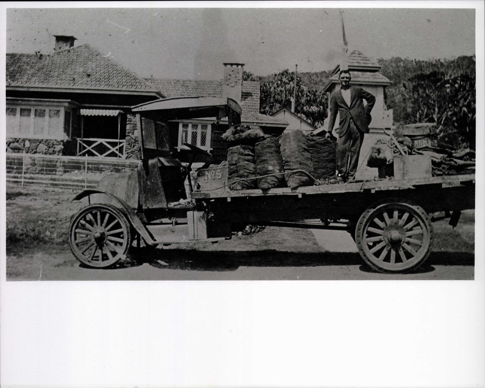 Alf Phillips delivering goods to Bilgola