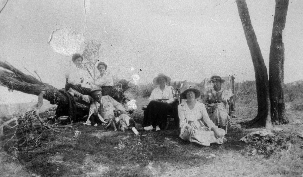 Yewen family and friends picnicking, Newport