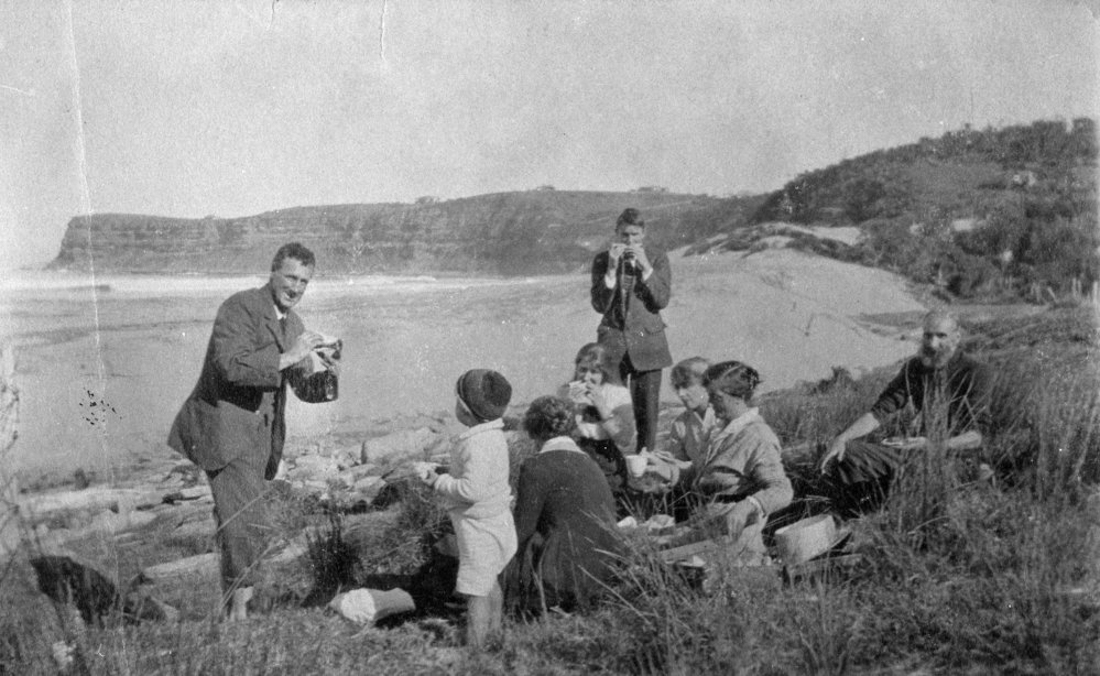 Yewen and Beeby families picnicking at Bungan Beach
