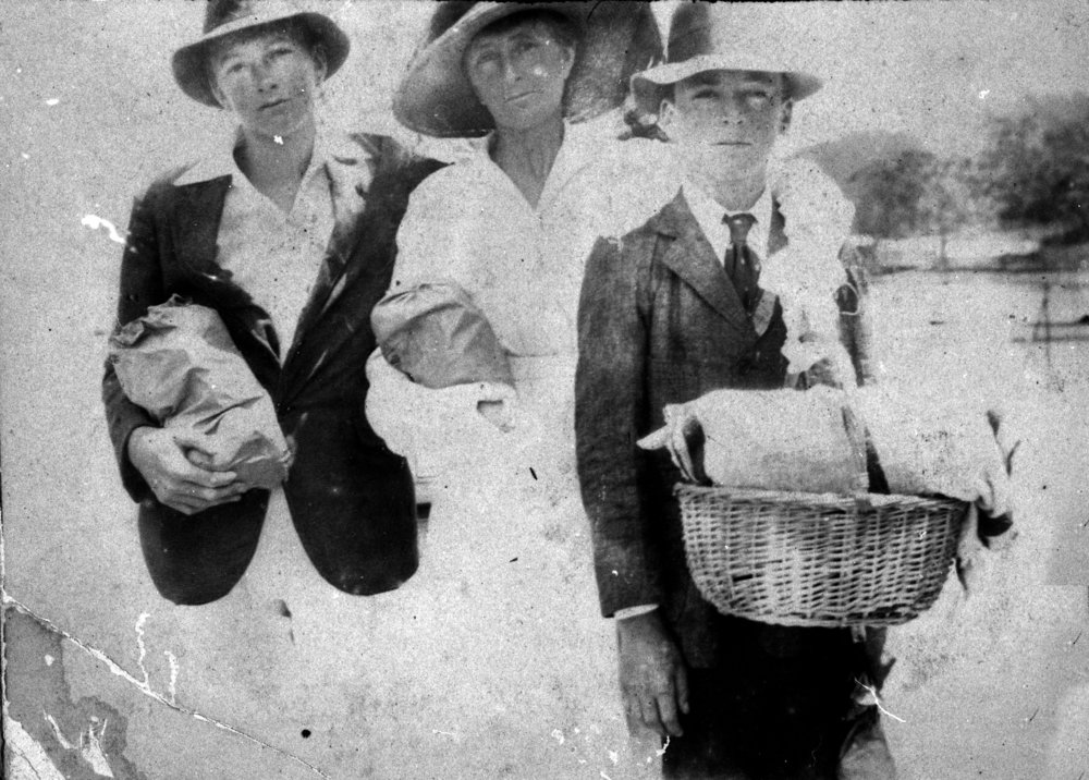 Yewen family shopping, Newport