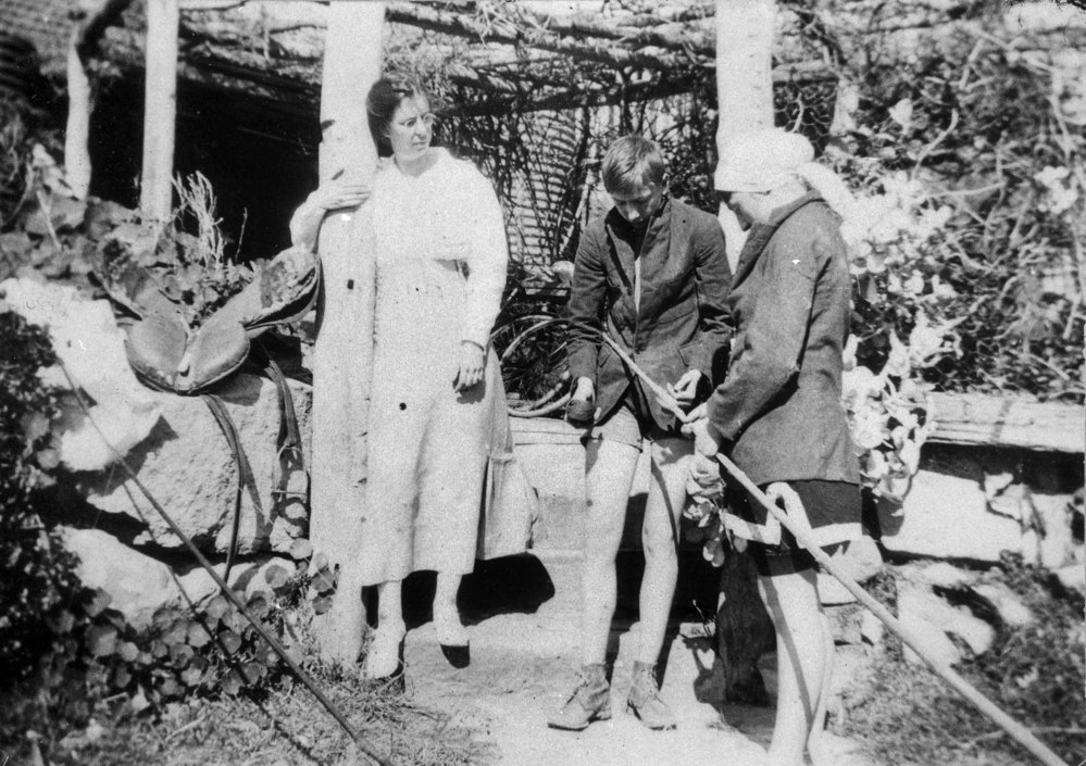 Stanley and Joyce going fishing, Newport