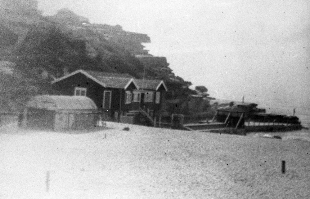 Queenscliff Beach and Surf Life Saving Clubhouse.