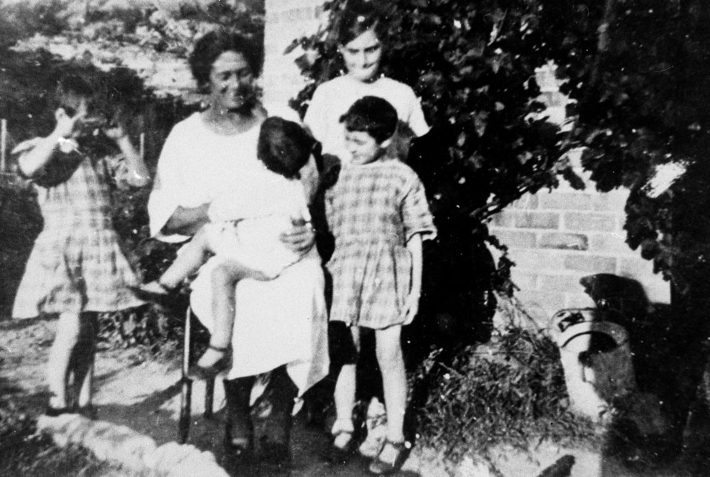 Barbara McGurgan with children and friend, North Manly