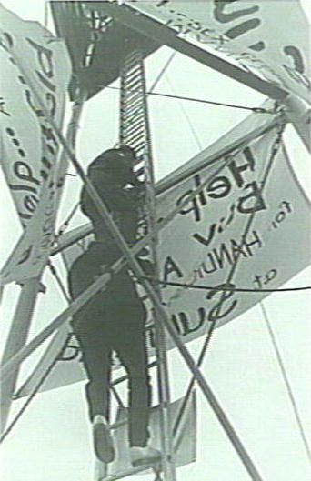 Manly Apex pole sitters, Warringah Mall, 1970