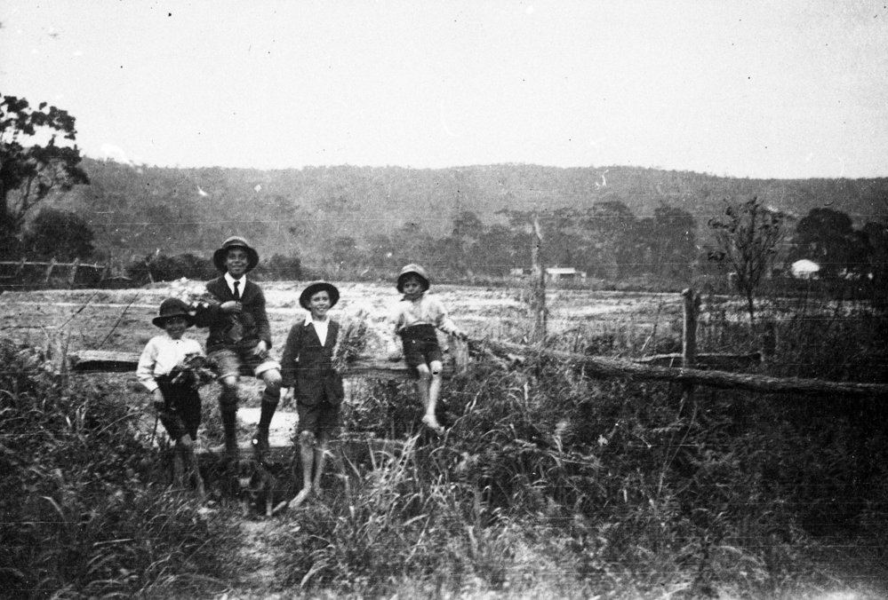 Maclean children at Pittwater Road, Brookvale