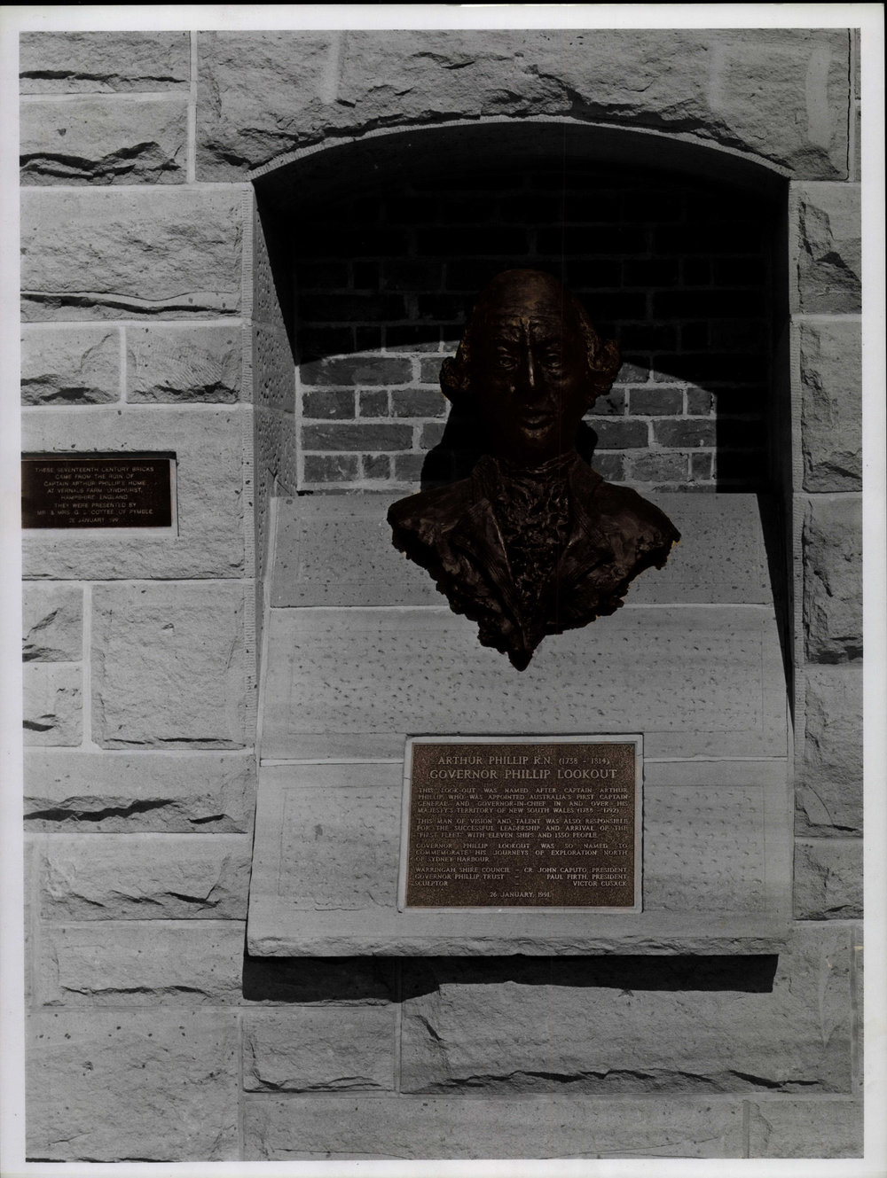 Governor Phillip memorial statue at Governor Phillip Lookout, Beacon Hill