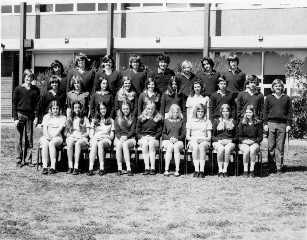 Class photograph (4GI) at Barrenjoey High School, Avalon.