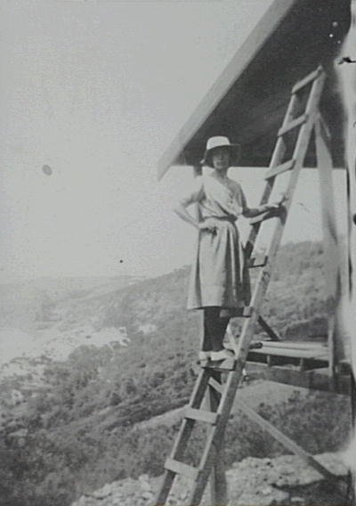 Jenny Pollock up a ladder building, 1914