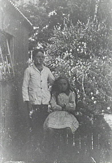 Jock and Eva Larkin in the garden of the Larkin family home, The Pines 1916