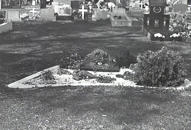 Graves at Mona Vale Cemetery showing the garden grave of Jordan Mark James