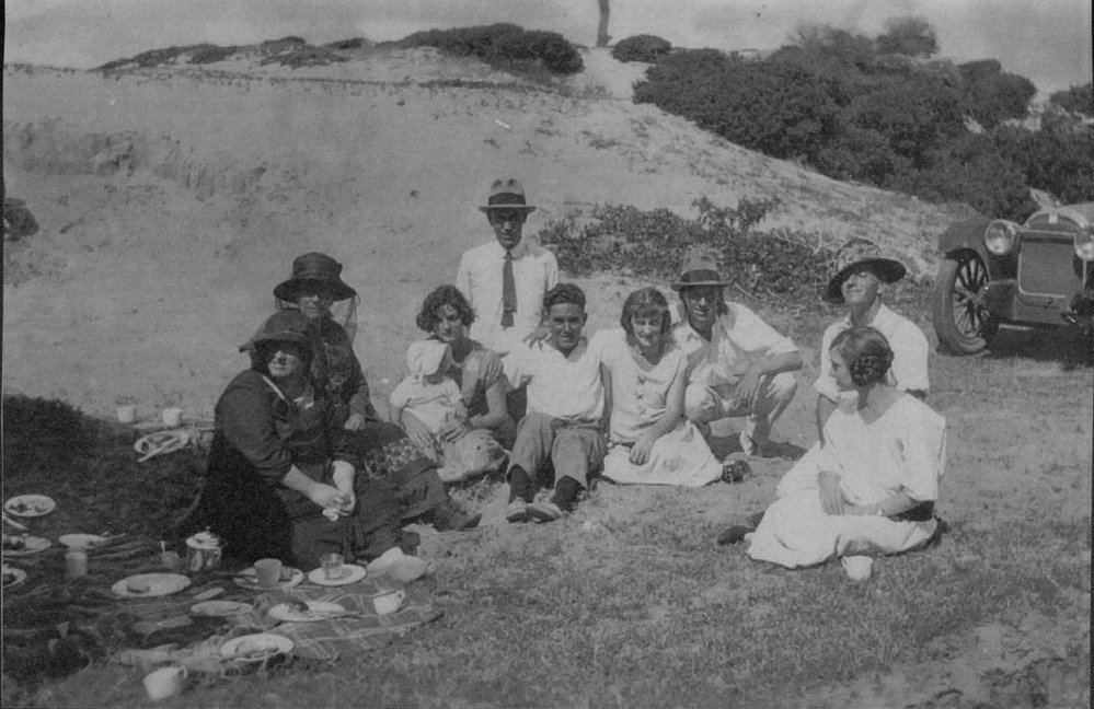 Keeling Family at Mona Vale having a picnic.