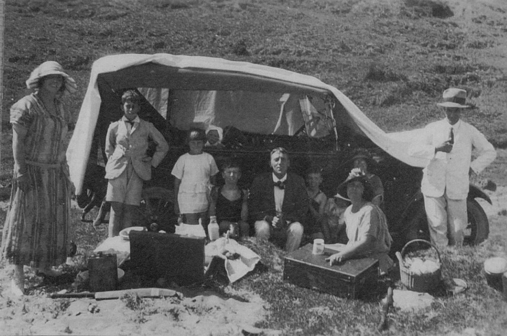 Keeling Family at Mona Vale having a picnic