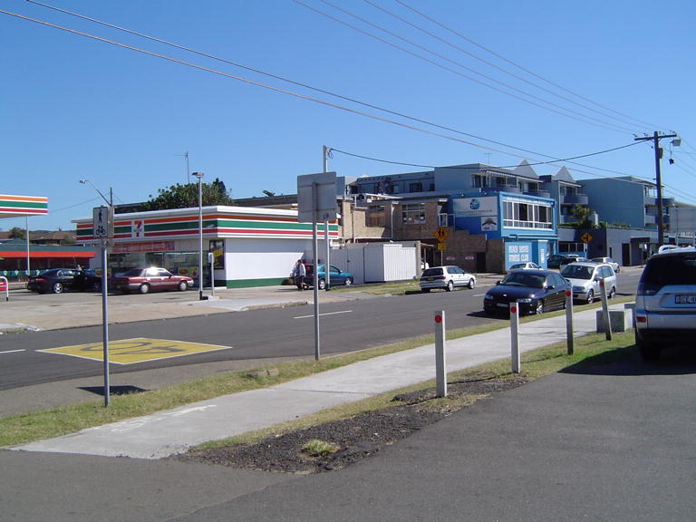 Looking north along Ocean Street Narrabeen towards Beach Bodies Fitness Club