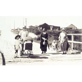 Holloway Family, Oliver Street Harbord