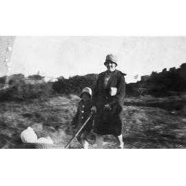 Minnie Ferry and children at Kentwell Road, Allambie