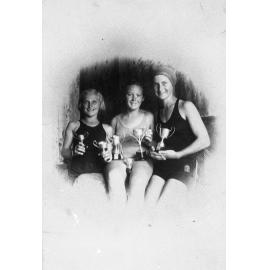 Narrabeen Ladies Amateur Swimming Club members