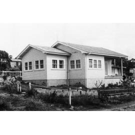 Gray home at 34 Veterans Parade, Collaroy