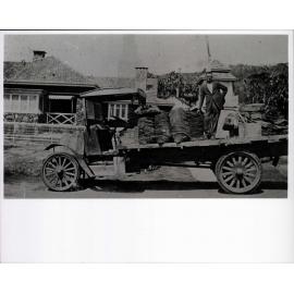 Alf Phillips delivering goods to Bilgola