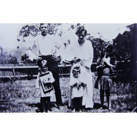 Barnes family Christmas, Bungan Beach, 1919