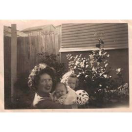 Mrs Usher and children, Mona Vale 