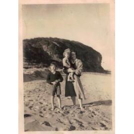 Mrs Usher with her children, Mona Vale beach