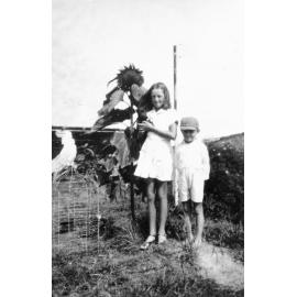 Sayce grand children in the backyard of Abbott Road North Curl Curl